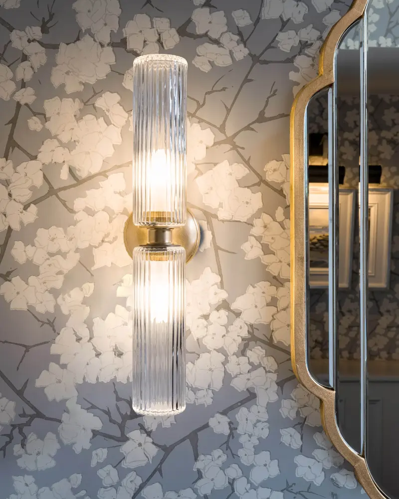 Aplique de pared Claremont mediano con vidrio acanalado - Latón antiguo para Baño