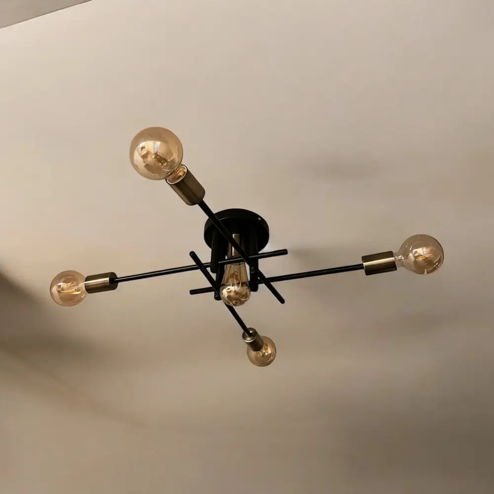 Luz Direccional LAMPARA APLIQUE DE TECHO 5 LUCES NEGRAS CON SOQUETE BRONCE ADESA