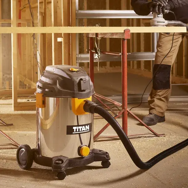 Aspirador seco y líquido 30 L 1400 W Titan