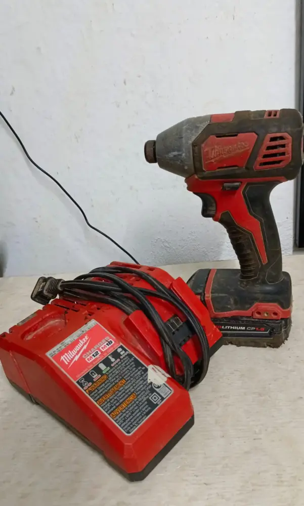 Portabrocas Atornillador Inalambrico MILWAUKEE 6233.35 con cargador y pila, usado