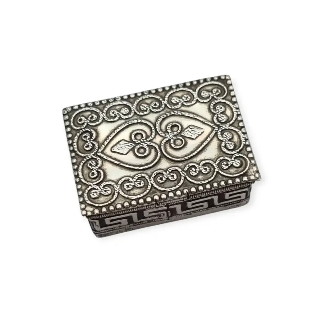 Cerrojo Electrónico Caja rectangular antigua de plata 935 con corazones repujados y greca griega.