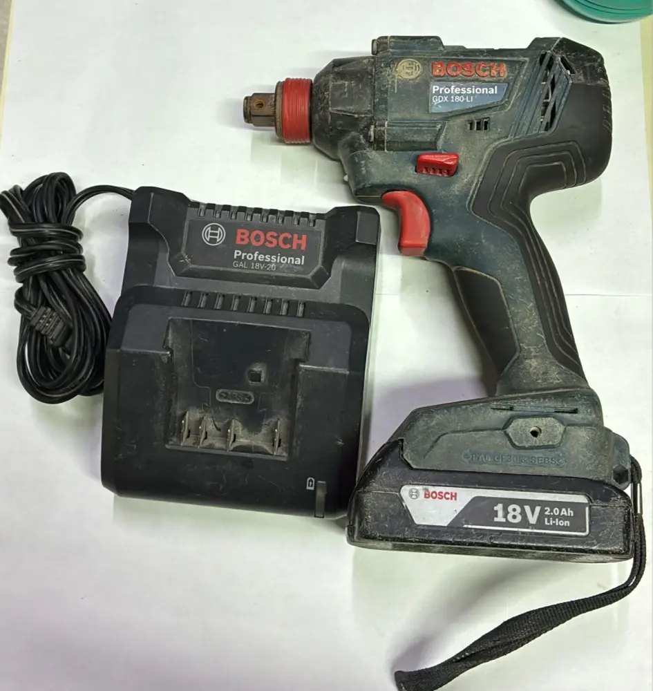 LLAVE DE ImPACTO INALAMBRICA BOCH GDX180 con Llave de Repuesto