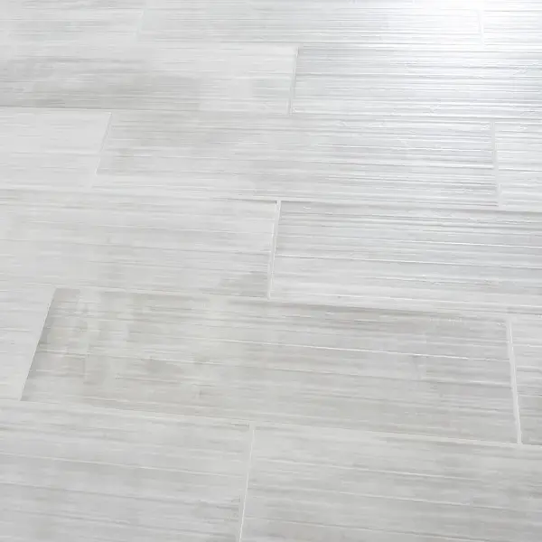 Azulejo cerámico gris mate texturizado Kofrage 20 x 60 cm