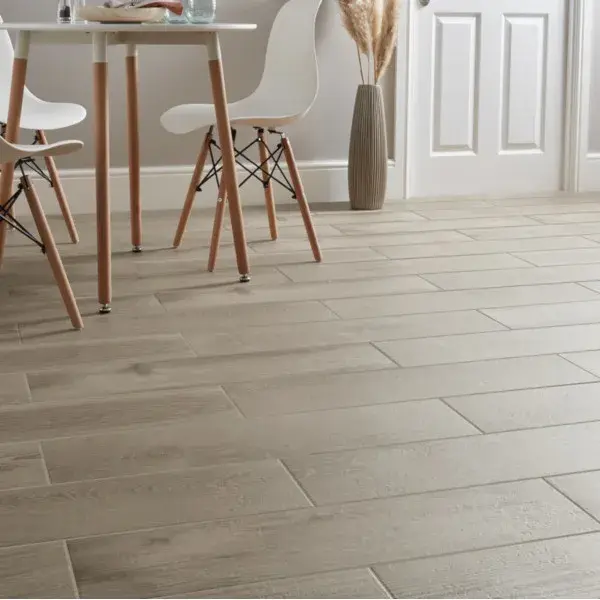 Pavimento porcelánico pine greige C1 20 x 80 cm