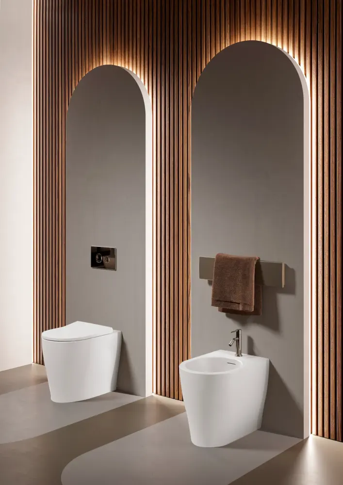 Sanitarios empotrados sin brida desagüe desplazado Domus Falerii colección Múltipla 52x36 cm blanco luminoso