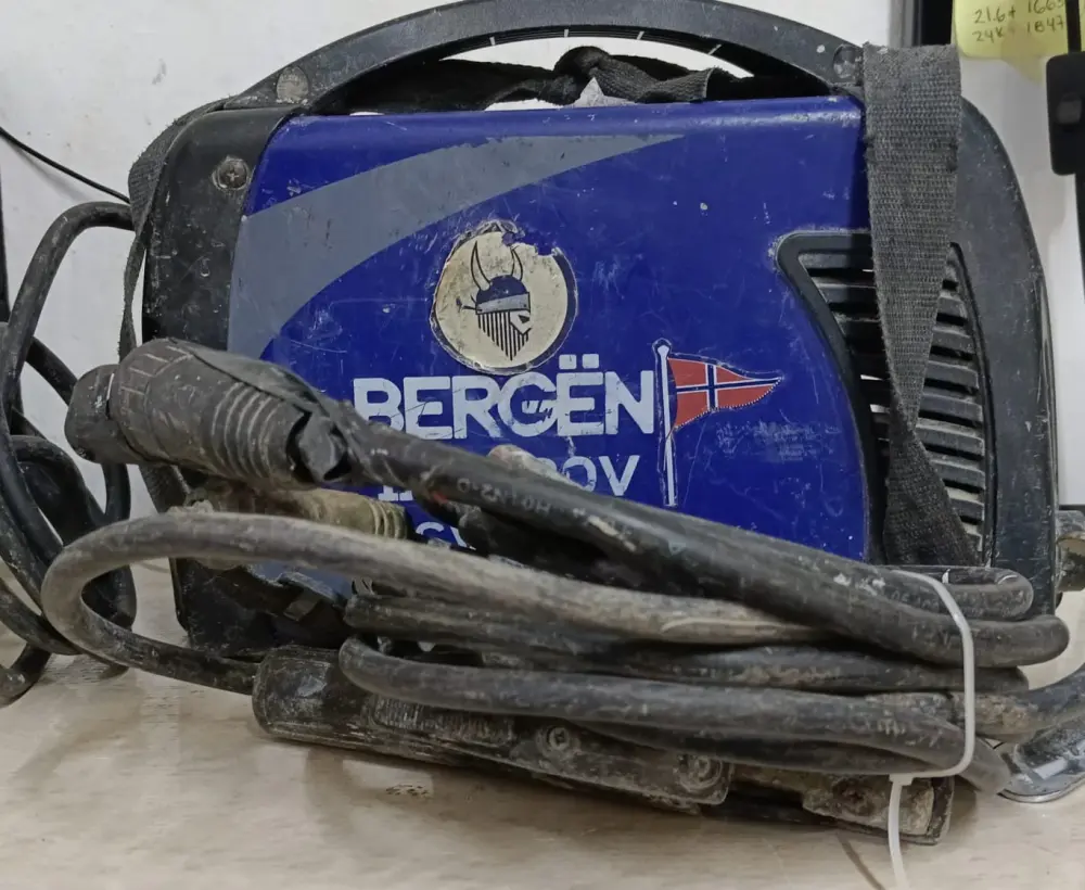 Soldadora inverter BERGEN sv200 con cables, usado Funciona con Gas Butano