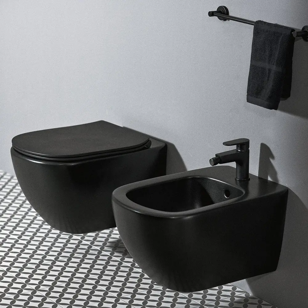Sanitarios suspendidos Ideal Standard Tesi inodoro, bidé y asiento slim cierre convencional negro mate