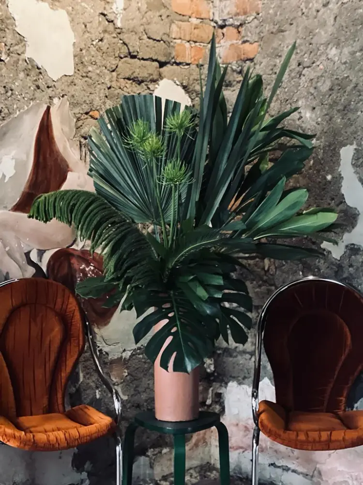 Elegancia botánica: Tres arreglos de follaje altos.