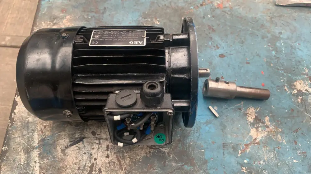 Motor de Corriente Alterna 0.9 KW AEG AMC71ZCA2 con Certificación CE