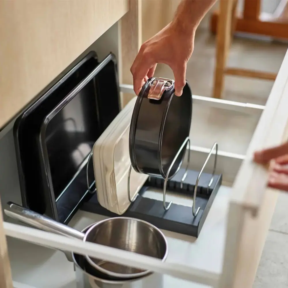 Bolsa con Organizador de cocina para moldes, bandejas y sartenes DraweStore Joseph Joseph