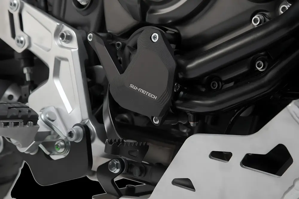 Acoplamiento Flexible Protección de la bomba de agua Plateado/negro. Modelos Yamaha Ténéré 700 (19-).