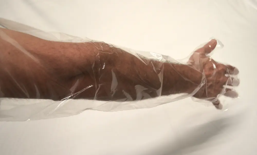 Guantes desechables hasta el brazo