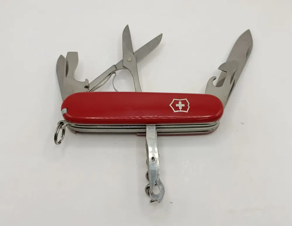 Navaja suiza VICTORINOX, usado para Puerta Principal