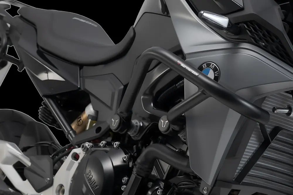 Protecciones laterales de motor Negro. BMW F 900 R (19-). Prueba de Manipulación