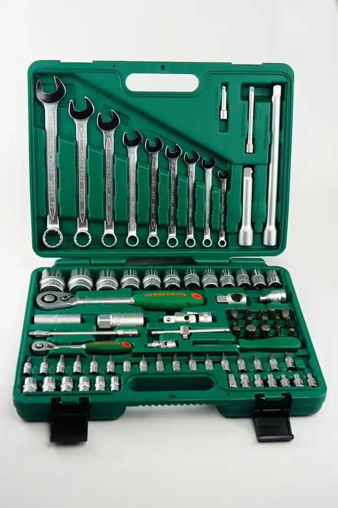 JUEGO DE CUBOS Y LLAVES EN MM EN ESTUCHE 82 PIEZAS