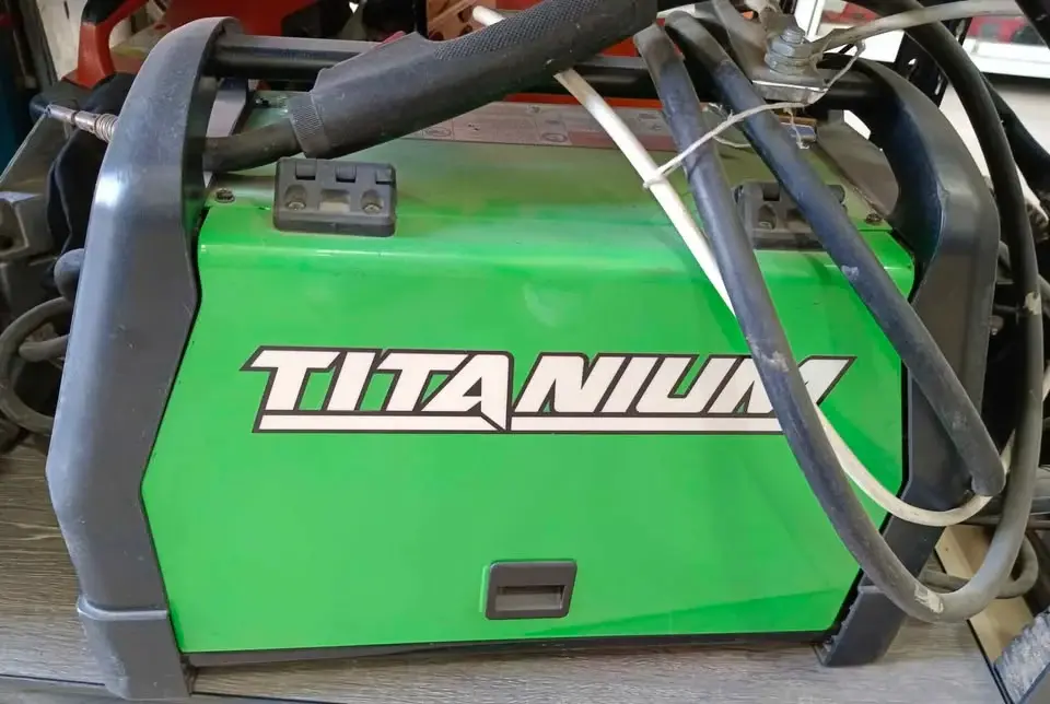 Soldadora de microalambre Titanio, usado