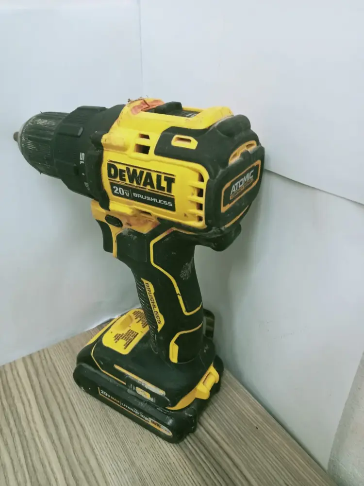 TALADRO ATORNILLADOR CON BATERIA-USADO