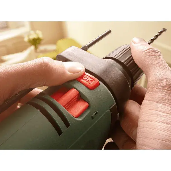 Taladro percutor 700 W y 15 brocas Bosch