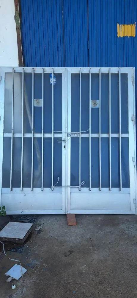 Puerta de aluminio doble